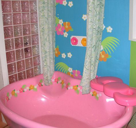 OMG.....a hello kitty bath tub Beach Hello Kitty Aesthetic, Key West Kitten Room, Pink Key West Kitten, 2000s Summer, Keywest Kitten, 2000s Aquarium Aesthetic, Arte Glitter, Beach Core, Y2k Beach