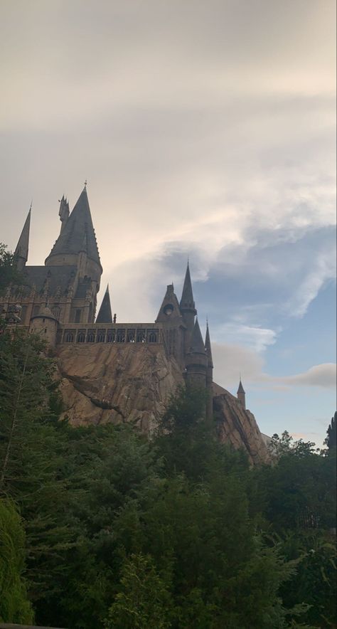 Hogwarts Shifting Visualization Slytherin, Shifting Aesthetic Hogwarts, Shifting Realities Hogwarts, Hogwarts Shifting Motivation, Shifting To Hogwarts Visuals, Hogwarts Outside, Hogwarts Shifting Visualization, Hogwarts Aesthetic Wallpaper, Harry Potter Shifting