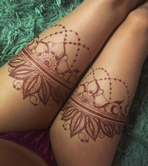 Mehandi On Thigh, Henna Tattoo Designs Chest For Women, Henna For Legs Design, Henna Designs On Leg, Henna Tattoo Designs Chest, Henna Designs On Thigh, Thigh Mehndi Design, Henna Tattoo Leg, Henna On Thigh