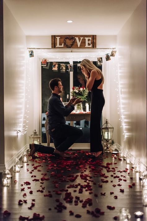 Proposal Ideas At Home, Wedding Proposal Ideas Engagement, Proposal Ideas Engagement, Surprise Proposal Pictures, Cute Proposal Ideas, Proposal Candles, Proposal Pictures, Romantic Proposal, Perfect Proposal