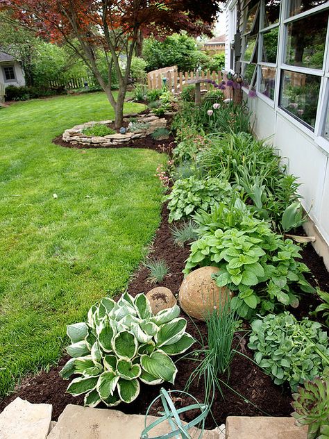 I love the look of this garden - reminds me of my mother-in-laws garden Ideas Para Decorar Jardines, Affordable Landscaping, Farmhouse Landscaping, Landscape Designs, Have Inspiration, The Secret Garden, Landscaping Tips, Yard Design, Beautiful Backyards