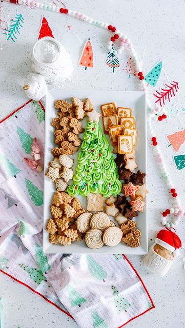 Buttercream Boards Christmas, Buttercream Board Ideas Christmas, Frosting Board Charcuterie Christmas, Christmas Buttercream Charcuterie Board, Desert Board Christmas, Butter Cream Board, Christmas Frosting Board, Buttercream Board Christmas, Christmas Buttercream Board