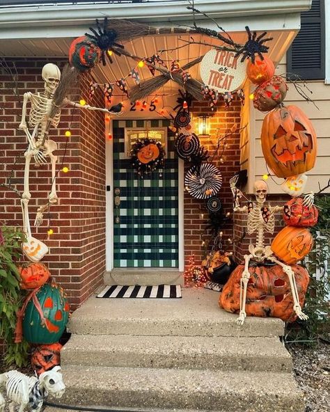 Best Halloween Outdoor Decorations DIY Ideas Black White And Orange Fall Decor Porch, Front Yard Halloween Decorations, Halloween Entryway, Spooky Decorations, Halloween Outside, Easy Diy Halloween Decorations, Halloween Front Doors, Halloween Front Porch Decor, Homemade Halloween Decorations