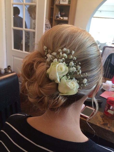 Bridesmaid, curly side bun, fresh flowers, beautiful <3 Flowers In Bun Hairstyles, Side Bun With Flowers, Side Flower Hairstyles, Bridal Side Bun Hairstyles, Hair Flowers Wedding Indian, Hairstyles With Fresh Flowers, Bun Hairstyles With Flowers, Low Bun With Flowers, Bridal Side Bun