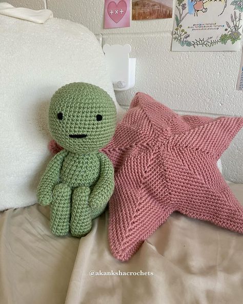 🌷🍵 my college bed area <3 i crocheted this smiski plush & star pillow for my bed in my dorm room and i love them so much ☹️🫶 also swipe to see my wall decor that i finally put up!! i’m currently working on writing a pattern for this smiski plush so let me know if you’re interested in that so i can decide whether to prioritize it 💗 #crochet #smiski #smiskiusa #ｓｍｉｓｋｉ #smiski_japan #smiskithailand #smiskis #smiskicollection #smiski_fan #smiskifigures #smiskijapan #crochetinspiration #crocheti... Smiski Crochet Pattern, Crochet Smiski, Smiski Crochet, Weird Crochet, College Bed, My Dorm Room, Arm Crocheting, College Bedding, Star Pillow