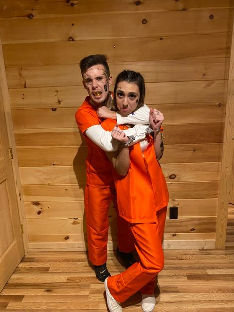 Cops And Prisoner Costume, Costume Couple Halloween, Prisoner Halloween, Halloween Couple Costume, Prisoner Costume, Costume Couple, Cute Couples Costumes, Couples Halloween Outfits, Couple Costume