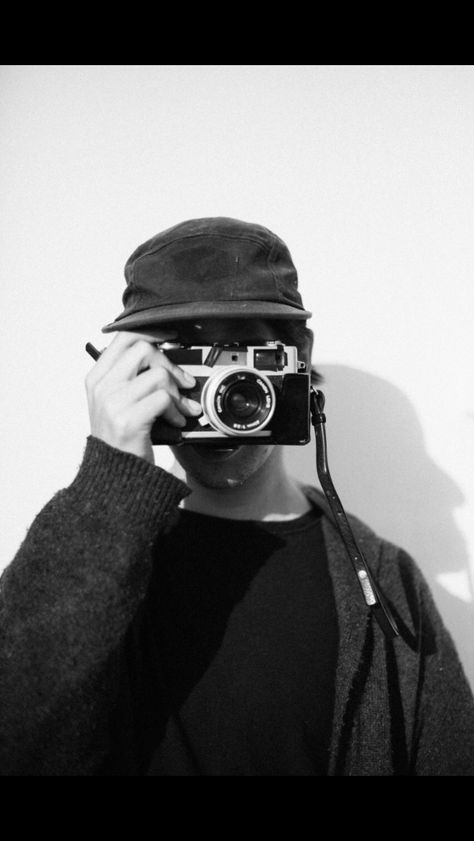 Photographer Self Portrait, Holding A Camera, Male Photographer, Creative Self Portraits, Boy Photo Shoot, Camera Man, Film Life, Concept Photography, Analog Photography