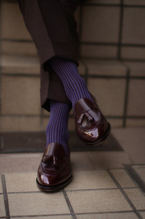 Shoes & Socks — outBespoken Green Socks Outfit, Men Socks Suit, Suit Socks, Loafer Outfits, Socks Aesthetic, Socks Style, Casually Chic, Loafers Outfit, Mens Footwear