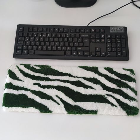 Handmade Tufted Keyboard Rug For Christmas Gift Keyboard Rug Ideas, Keyboard Rug, Tufted Keyboard Rug, Tufted Rug Packaging, Cat Tufted Rug, Music Rug Tufting, Handmade Wall Hangings, Tufting Diy, Tom Y Jerry