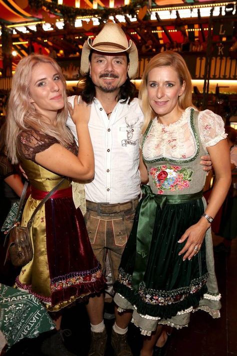 Stefanie Hertel (rechts) wir von ihrer Tochter Johanna Mross und Ehemann Lanny Lanner... Stefanie Hertel, Folk Music, Star Wars, Stars, Dresses, Quick Saves