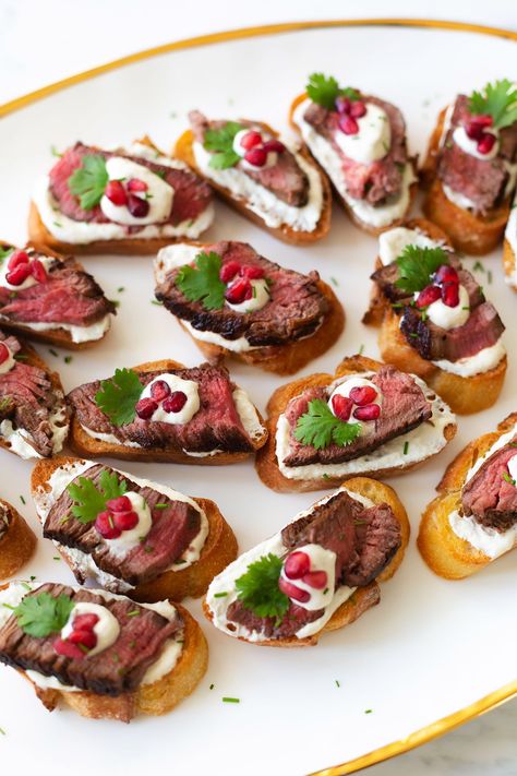 Prime Rib On Crostini, London Broil Appetizer, Tri Tip Crostini, Pork Tenderloin Crostini, Mini Steak Sandwiches, Filet Crostini Appetizers, Filet Bruschetta, Prime Rib Appetizer Parties, Petite Beef Tenderloin Recipes