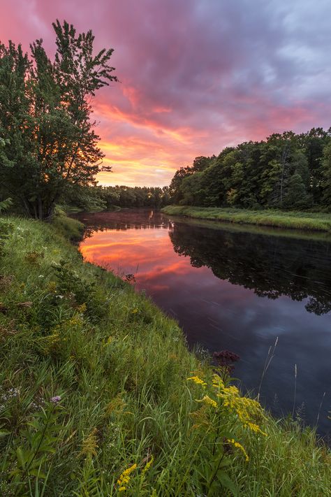 River Flowing, Pretty Landscapes, Beautiful Sky, Nature Aesthetic, Ideas Christmas, Pretty Places, Green Aesthetic, Sunrise Sunset, Pretty Pictures