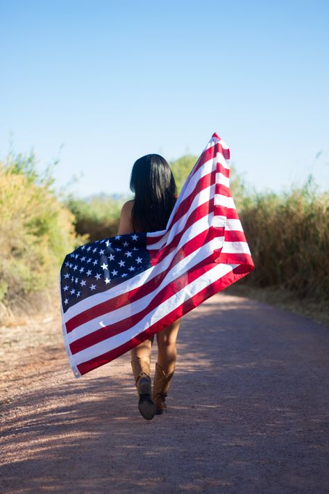 Western Senior Pictures Outfit, Western Senior Picture Ideas, Flag Photoshoot, Cowgirl Senior Pictures, Western Photoshoot Ideas, Western Photo Shoots, Cowgirl Photoshoot, Senior Year Pictures, Cute Senior Pictures