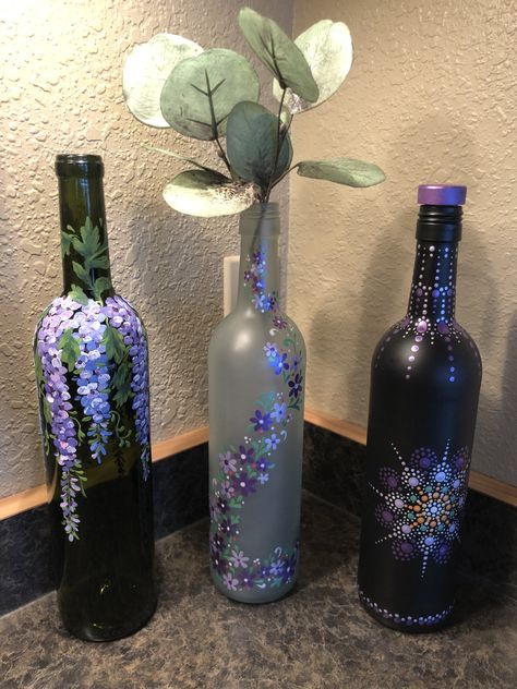 Diy Alcohol Bottles Crafts, Glass Painting Designs On Bottles, Upcycle Glass Bottles, Empty Wine Bottle Crafts, Wine Bottle Painting, Zimmer Diy, Painted Glass Bottles, Painted Bottles, Hand Painted Bottles