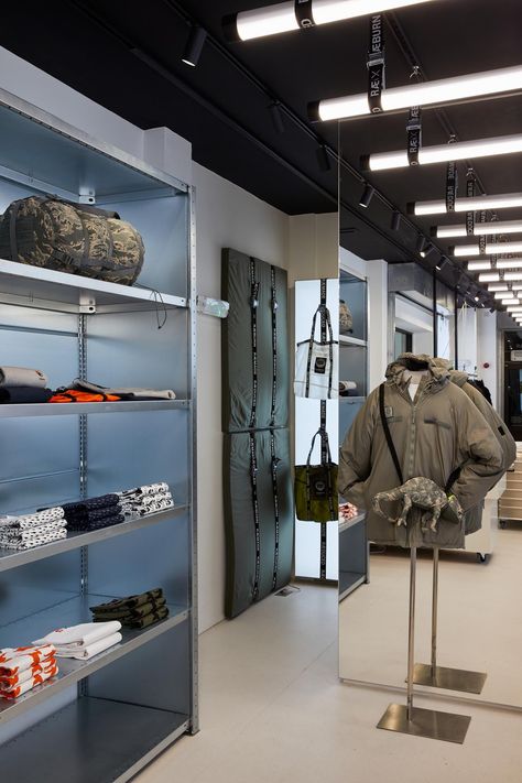 NEW STORE IN CARNABY – RÆBURN Infinity Mirror, Design A Space, Retail Experience, Hanging Rail, Central London, East London, Retail Design, Visual Merchandising, Exhibition Design