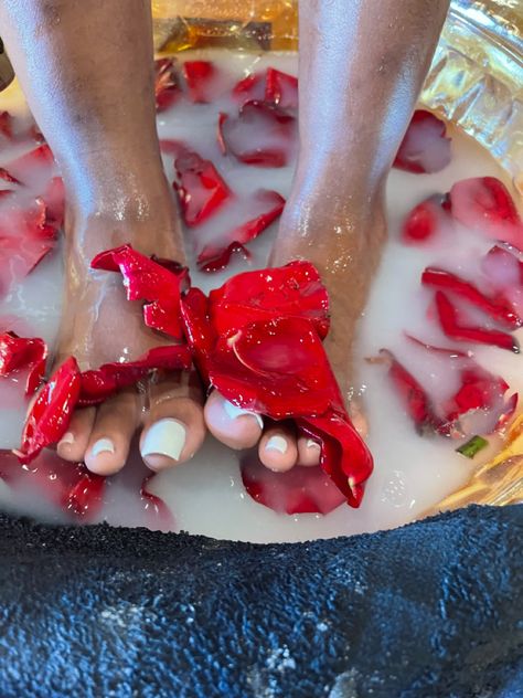 Pedicure And Manicure, Pedicure Pictures Photo Ideas, Milk Bath Pedicure, Luxury Pedicure, Rose Pedicure, Pedicure Photos, Pedicure Set Up, Manicure And Pedicure Aesthetic, Pedicure Photography