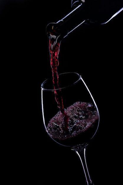 Moody Wine Photography, Red Wine Photoshoot, Wine Glass Photoshoot, Glass Of Wine Aesthetic, Wine Aesthetic Dark, Wine Bar Aesthetic, Wine Glass Photo, Wine Glass Aesthetic, Wine Glass Photography