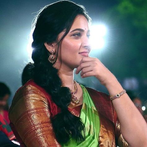 #AnushkaShetty 💜💛💙❤💚(@studioframesin) on Instagram: “#Anushka #AnushkaShetty” Anushka Shetty Saree, Prabhas And Anushka, Bahubali 2, Anushka Photos, Anushka Shetty, Romantic Photoshoot, Bollywood Girls, India Beauty, Actress Photos