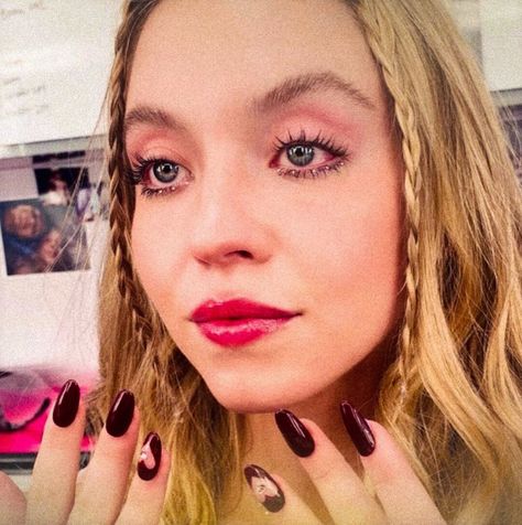 e͏u͏p͏h͏o͏r͏i͏a͏’s Instagram photo: “• Sydney Sweeney at behind-the-scenes of euphoria two, episode four. 🎂” Cassie Euphoria Makeup Season 2, Cassie Euphoria New Years, Euphoria New Years Makeup, Euphoria New Years, New Years Makeup, Cassie Euphoria, Euphoria Nails, Graphic Eyes, Glow Nails