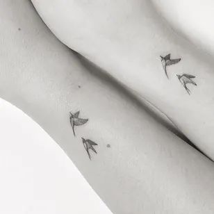 Couple Tattoos: Inspiration and Advice |  partner tattoos couples love quotes Matching Bird Tattoos Couple, Birds Couple Tattoo, Couples Bird Tattoo, Love Birds Tattoo Couples, Matching Bird Tattoos, Partner Tattoos Couples, Lovebird Tattoo, Love Bird Tattoo Couples, Simple Couples Tattoos