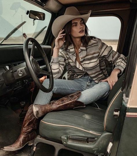 Womens Western Fashion Country, Ranch Photoshoot, Cowboy Style Women, Cowboy Photoshoot, Cowgirl Outfit Ideas, Cowboy Women, Western Photo Shoots, Cowgirl Photoshoot, Foto Cowgirl