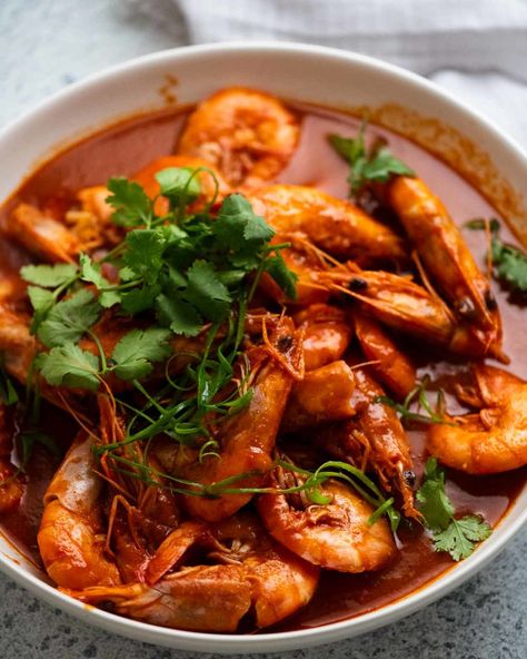 Singapore Chili Prawns, Chilli Prawns, Prawn Recipes, Recipetin Eats, Shellfish Recipes, Singapore Food, Sweet Chilli Sauce, Curry Dishes, Sweet Chilli