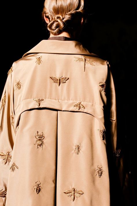 Valentino Trenchcoat Outfit, Sukienki Maksi, Detail Couture, Medieval Aesthetic, Character Fashion, Embroidered Coat, Estilo Hippie, Couture Mode, Stil Inspiration