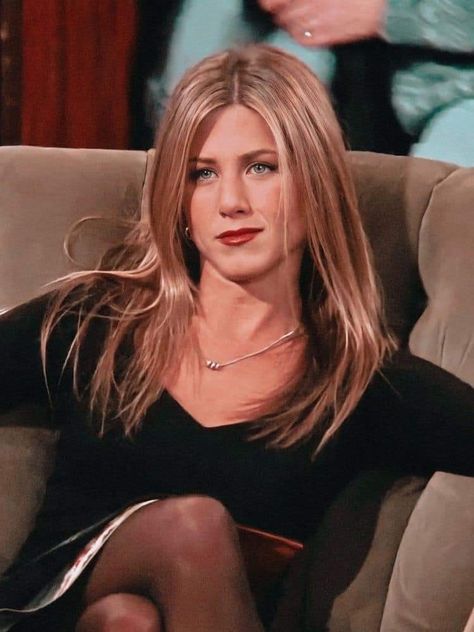 Jennifer Aniston Wedding Ring, Jen Aniston Hair, Jennifer Aniston Wedding, Jennifer Aniston Hair Color, Estilo Rachel Green, Jennifer Aniston Friends, Rachel Green Hair, Rachel Green Style, Jeniffer Aniston