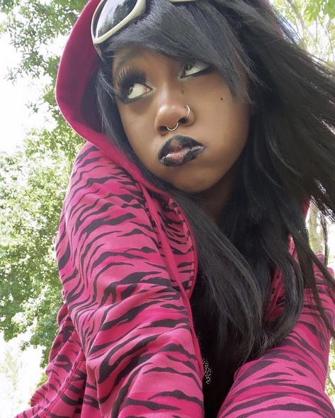 @/soggybubbles on ig Scene Black Woman, 2000s Scene Makeup, Scenecore Makeup, Scene Makeup Looks, Black Scene Girl, Scene Emo Fashion, Emo Scene Aesthetic, Black Scene, Scene Black