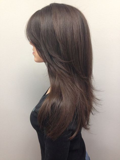 If you have long hair, you may feel that your only options for hair styling are either sleek looks and/or bun hair styles. This is… Long Layered Hair, Haircuts For Really Straight Hair, Brunette Hair Shoulder Length, Kadeřnické Trendy, Long Layered Haircuts, 짧은 머리, Short Hairstyle, Haircuts For Long Hair, Different Hairstyles