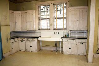 SerialEnthusiast: A real-life kitchen! 1910 Kitchen, 1920 Kitchen, Beadboard Kitchen Cabinets, 1920s Home Decor, Beadboard Kitchen, Kitchen Restoration, 1920s Kitchen, 1930s Kitchen, Craftsman Kitchen