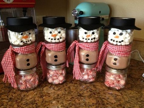 Hot Chocolate In A Jar, Mason Jar Christmas Gifts, Hot Cocoa Gift, Diy Hot Cocoa, Cocoa Gift, Diy Christmas Gifts For Family, Easy Diy Christmas Gifts, Pillow Crafts, Baby Food Jars