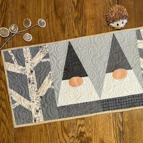 Winter Quilting Projects, Gnome Quilt Patterns Free Sewing, Christmas Gnome Table Runner Pattern, Free Christmas Placemat Patterns, Gnome Placemats Pattern, Table Topper Quilt Patterns Free, Christmas Table Mats Diy, Christmas Gnome Quilt Patterns Free, Pieced Table Runners