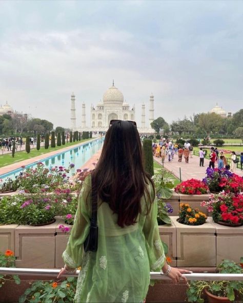 Agra Aesthetic Photos, Vrindavan Dress Look, Delhi Girl Aesthetic, Agra Aesthetic, Hidden Face Aesthetic, Girls Dpz Stylish, Travel Pose, Desi Love, Stylish Aesthetic