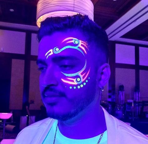 Bodypainting, Glow In Dark Face Paint Ideas, Uv Paint Makeup, Glow In The Dark Body Painting, Glow In The Dark Face Paint, Glow Face Paint Ideas, Glow In The Dark Face Paint Ideas, Neon Facepainting, Glow In The Dark Makeup Ideas