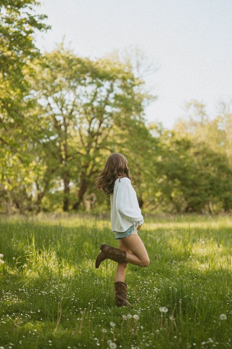 Senior Picture Ideas.Obsessed with field photography for senior sessions. This fall, golden hour session turned out so good! Save this pin for posing inspiration or senior picture ideas. Fall senior photo outfit inspo. Fall Senior Photography. Cowboy boots. Posing Ideas. Senior Photos. Oregon Senior Shoot. Senior Pictures. Cowgirl Boots. Country Senior Photos. Dirt Road Senior Pictures, Pasture Photoshoot, Country Senior Photos, Barn Senior Pictures, Fall Golden Hour, Fall Senior Photography, Senior Picture Inspiration, Urban Senior Pictures, Cozy Clothing