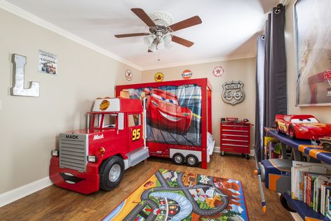 Disney CARS Mack Truck Toddler Bed. Disney Cars Room, Disney Cars Bedroom, برق بنزين, Cars Bedroom Decor, Boy Bedroom Ideas, Bunk Beds For Boys Room, Car Themed Bedrooms, Toddler Boy Room Decor, Cool Kids Bedrooms