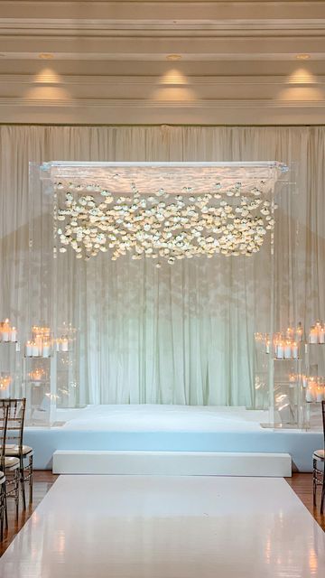 Rachel A. Clingen on Instagram: "All the dreamy chuppah vibes 🤍 . @table.of.contents @rachelaclingen @eventuredesign . #chuppah #chuppahdesign #chuppahflowers #chuppahinspiration #beautifulweddings #jewishwedding #mazeltov #modernchuppah" Modern Wedding Chuppah, Flower Chuppah Wedding, Chuppah White Flowers, Modern Chuppah Ideas, Huppah Wedding Indoor, Mirror Chuppah, Clear Chuppah, Lucite Chuppah, Chuppah Inspiration