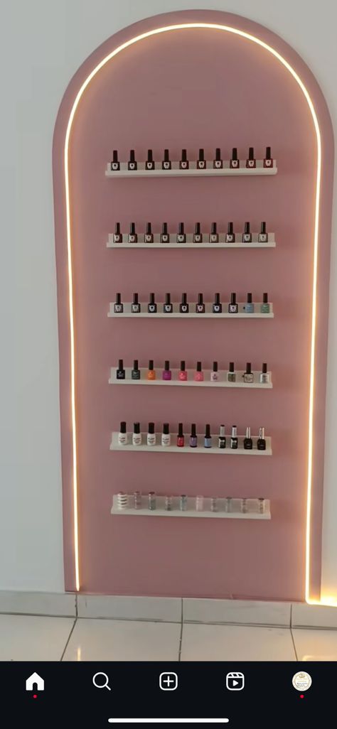 Nail Salon Polish Display, Nail Room Ideas Home Pink, Sala Nail Designer, Pink Nail Room Ideas, Nail Display Ideas, Nail Salon Organization Ideas, Nail Studio Decor Small Spaces, Small Nail Room, Nail Room Inspiration