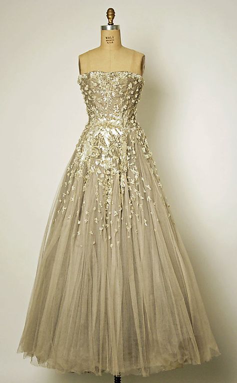 1954 Christian Dior<3 Detail Couture, 파티 드레스, Dior Vintage, فستان سهرة, Vestidos Vintage, Moda Vintage, Gorgeous Gowns, Mode Vintage, Wedding Dresses Vintage