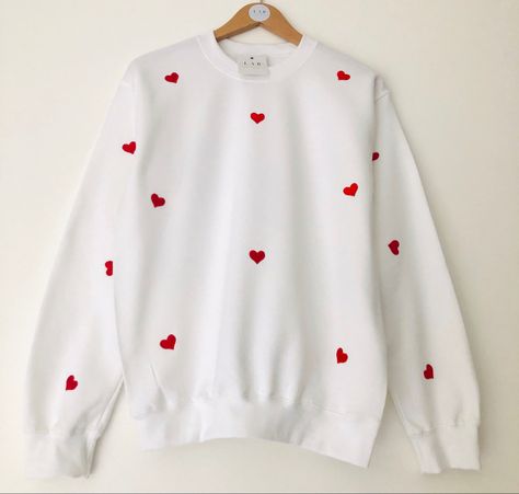 Embroidery On Jumper, Bratz Fashion, Embroidered Hearts, Couple Dress, Embroidery Sweater, White Jumper, Heart Sweatshirt, Cotton Jumper, Kawaii Fashion Outfits