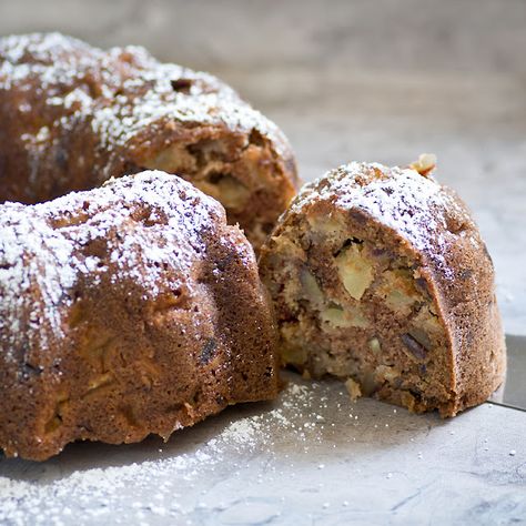 Savoring Time in the Kitchen: Apple Date and Pecan Cake Country Cake, Date And Walnut Cake, Date Nut Bread, Apple Bundt Cake, Date Cake, Fruit Dessert Recipes, Date Recipes, Pecan Cake, Walnut Cake