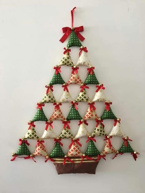 Diy Wall Hanging Ideas, Fabric Christmas Decorations, Christmas Decorations Sewing, Pola Macrame, Christmas Patchwork, Wall Hanging Ideas, Felt Crafts Christmas, Christmas Sewing Projects, Fabric Christmas Trees