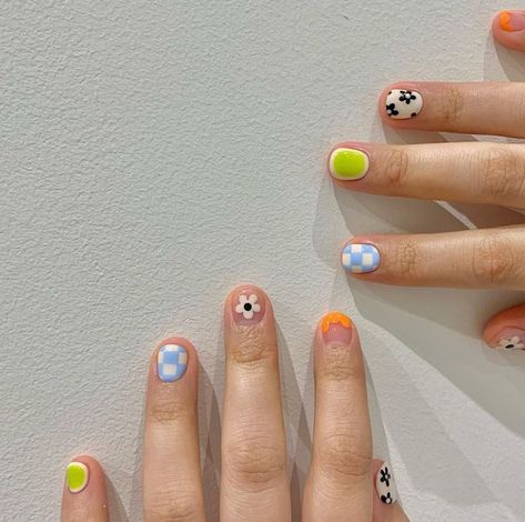 Shade Nails Different, Doodle Nail Art, Doodle Nails, Minimal Nails Art, Minimalistic Aesthetic, Hello Nails, Toe Nail Color, Hippie Nails, Soft Fashion