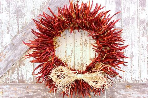 A some sizzle to your home with a chili pepper wreath. Visit Site for Tutorial Pepper Wreath, Texas Christmas, Cheap Christmas Diy, Texas Farm, Dried Peppers, Chili Cook Off, Chile Pepper, Unique Christmas Decorations, Chilli Pepper