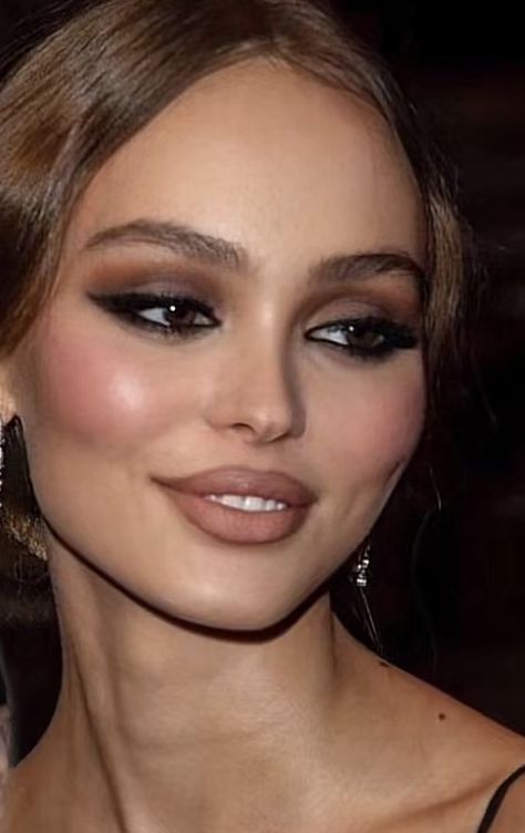 Wide Eye Makeup, Mob Wife Makeup, Feminine Makeup, Maquillage On Fleek, 90s Makeup, Dark Makeup, Makeup Looks Tutorial, Lily Rose Depp, Makeup Pictures