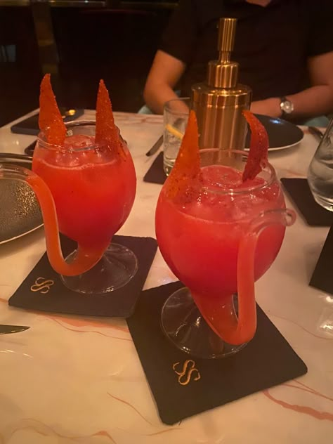 Red Drink Aesthetic, Pizza Dinner Party, Expensive Champagne, Pretty Alcoholic Drinks, Yummy Alcoholic Drinks, Boozy Drinks, Fancy Drinks, Pretty Drinks, Think Food