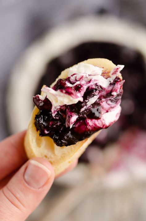 Blueberry Balsamic, Crusty French Bread, Rosemary Honey, Goat Cheese Appetizer, Cheese Appetizer, Whipped Goat Cheese, Fingerfood Party, Best Appetizer Recipes, Cheese Appetizers