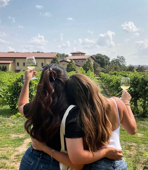 Winery Ig Story, Winery Friend Pictures, Wine Tasting Inspo Pics, Winery Photo Ideas Friends, Wine Tasting With Friends, Napa Picture Ideas, Vineyard Wine Tasting Aesthetic, Wine Tour Pictures, Vineyard Photoshoot Friends