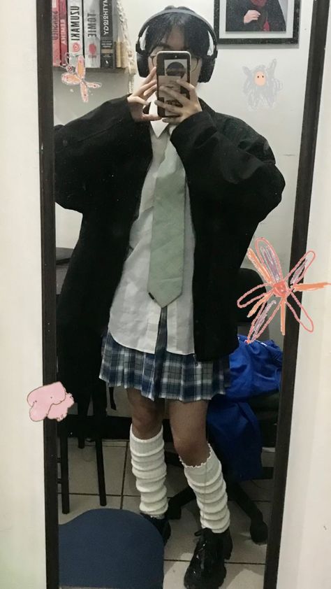 ig: nicai_aq outfit: everything thrifted leg warmers, skirt, loafers Outfits With Leg Warmers And Pants, Leg Warmers Outfit With Pants, Winterwonder Land, Outfits With Leg Warmers, Leg Warmers Outfit, Uniform Outfits, Dark Academia Outfit, School Uniform Outfits, Leg Warmer